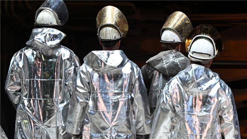 Stahl-Beschäftigte stimmen schmerzhafter Sanierung zu Die Mitglieder der IG Metall bei Thyssenkrupp Steel haben mit großer Mehrheit für einen Sanierungstarifvertrag gestimmt. Er sieht auch massive Lohnkürzungen vor. (Archivbild)