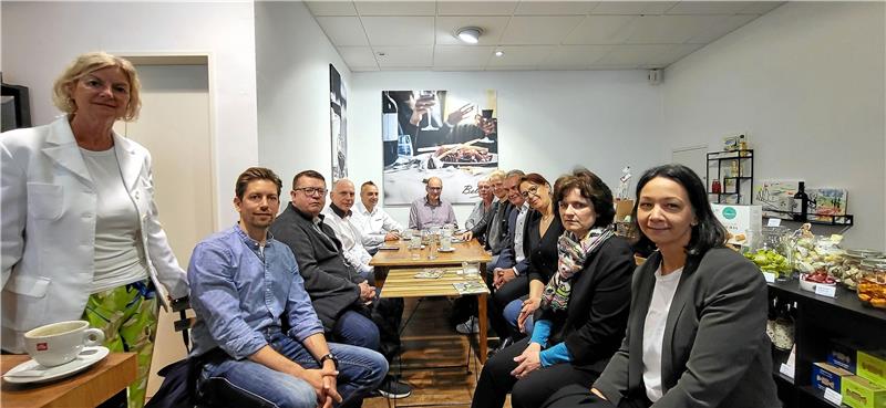 Die Mitglieder der Kaufmannsgilde tauschen sich aus. Foto: Roß