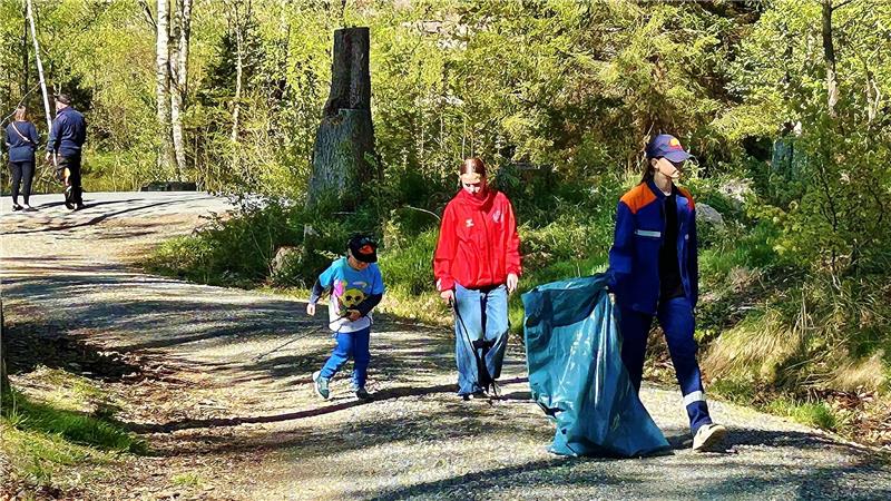 Die Mitglieder der Kinder- und Jugendfeuerwehr Braunlage helfen beim Müllsammeln im Wald.