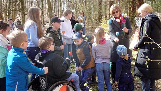 Die Mitglieder der Kinderkirche verabschieden Diakonin Heidi Hein mit gebastelten bunten Blumen. Foto: Biener