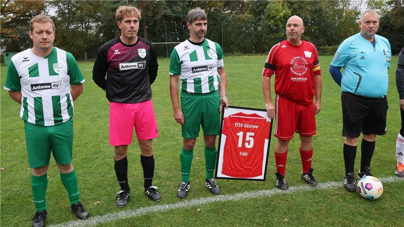 „Werden Fabi nicht vergessen“ - Gedenken bei Fußballspiel Die Mitglieder des ETSV Güstrow erinnerten mit einem Trikot an den getöteten Jungen.