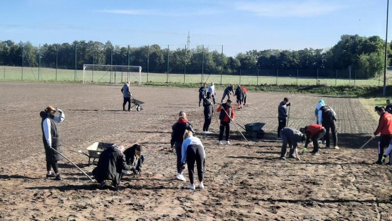 Harlingeröder Sportler bringen ihren Platz selbst in Schuss Die Mitglieder des SC18 pflegen den Hartplatz.