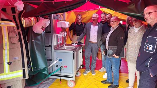 Die Mitglieder des SOS-Ausschusses begutachten das neue Hygienezelt der Goslarer Feuerwehr.