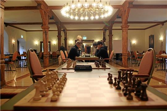 Die Mitglieder des Schachklub Bad Harzburg spielen ihr letztes Spiel vor dem großen Turnier. Foto: Jenzora