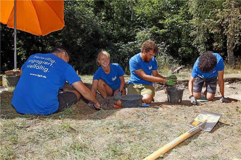 Helfer aus ganz Europa graben am Rammelsberg Die Mitglieder des internationalen Workcamps helfen dabei, die Waschkaue des ehemaligen Gefangenenlagers freizulegen. Fotos: Epping
