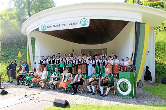 Die Mitglieder präsentieren sich in ihren traditionellen Trachten. Foto: Wendt