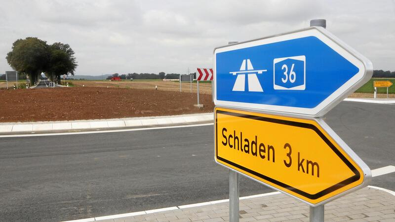 Nach viereinhalb Monaten Bauzeit: Freie Fahrt im Gielder Kreisel Die Mitte des Kreisverkehrs wird noch bepflanzt, um eine Sichtbeziehung über den Kreisel hinweg zu verhindern, damit Verkehrsteilnehmer registrieren: Hier geht es nicht mehr geradeaus weiter.