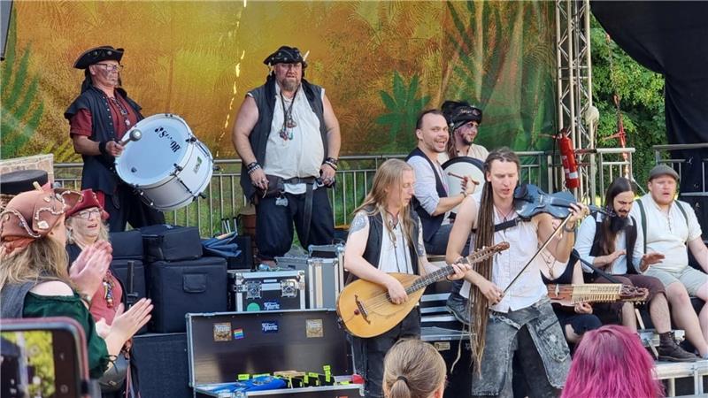 Die Mittelalter-Band Blechpiraten macht Live-Musik.