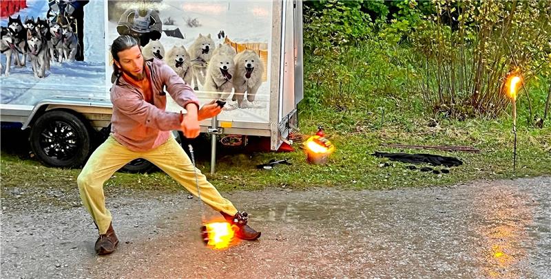 Die Mittelalterband Schabernack bietet den Besuchern eine Feuershow. Foto: Tourist-Informationen