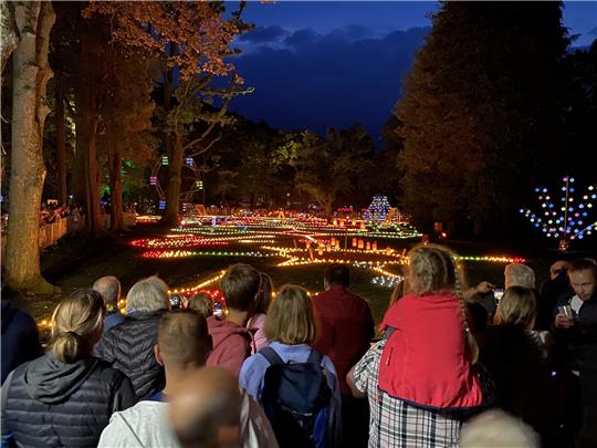 Die Mneschen ergötzen sich am Lichterglanz im Casinopark. Fotos: Schlegel