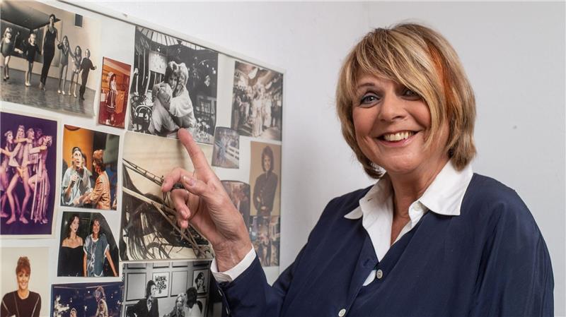 Alida Gundlach wird 80: Und hat viele Tiere gerettet Die Moderatorin Alida Gundlach zeigt auf ein gemeinsames Foto mit Klaus Kinski.