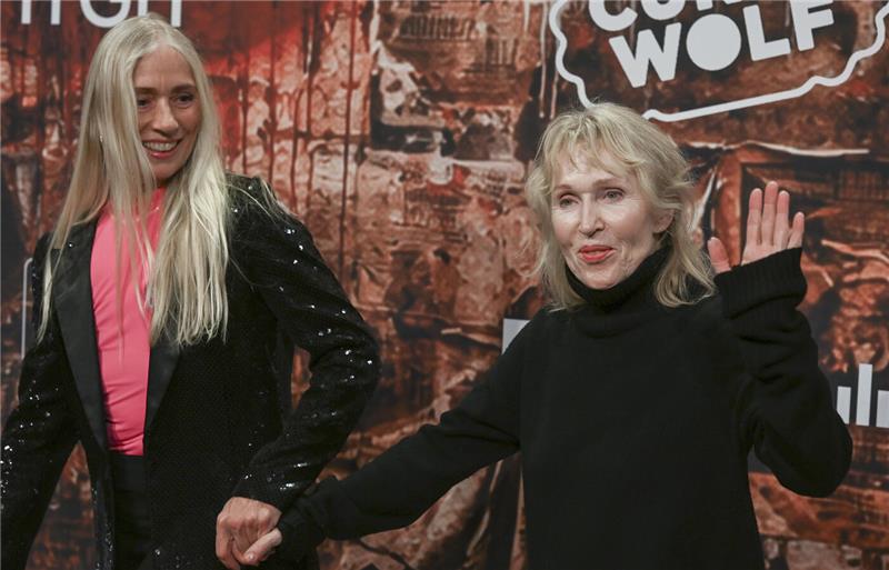 Die Moderatorin Anja Caspary (l.) und die Sängerin Annette Humpe kommen zur Prem...