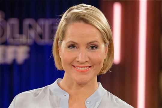 Die Moderatorin Judith Rakers  wohnt im Hamburger Umland und baut dort Gemüse zur Selbstversorgung an.