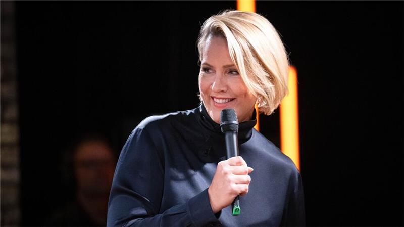 Die Moderatorin der Talk-Sendung „3nach9“, Judith Rakers, bringt verschiedene Persönlichkeiten miteinander ins Gespräch. 