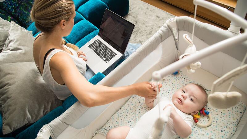 So bringen Sie Kinder und Job unter einen Hut Die Möglichkeit im Homeoffice zu arbeiten, erleichtert vielen Eltern die Kinderbetreuung.