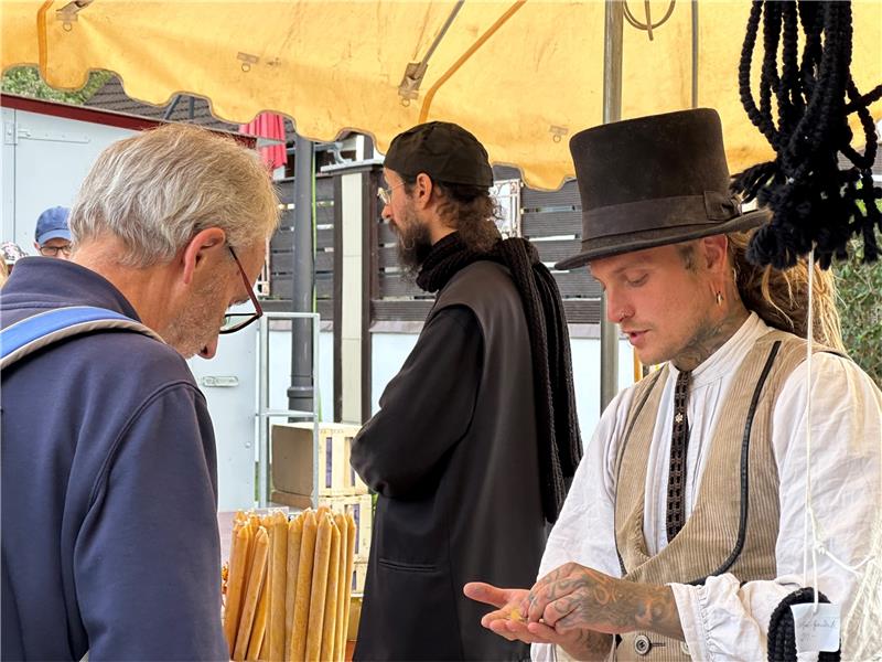 Walkenried: Klostermarkt lockt 10.000 Besucher Die Mönche bieten beim Klostermarkt auch Kerzen an.
