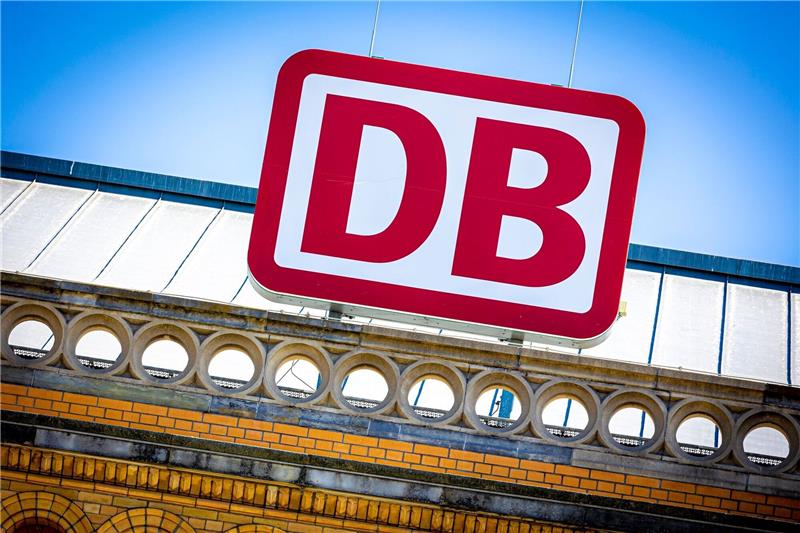 Monopolkommission weiter für Aufspaltung der Deutschen Bahn Die Monopolkommission ist weiterhin dafür, dass die Deutsche Bahn aufgespalten werden soll.