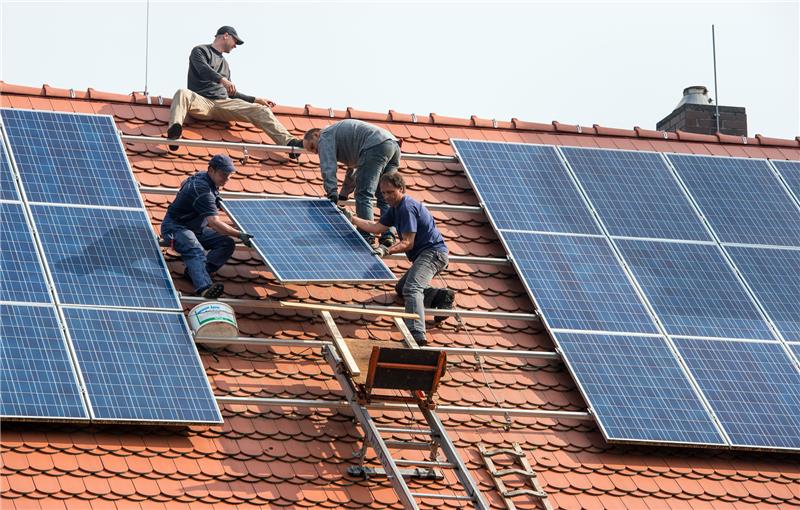 Solaranlage zur Miete – lohnt sich das? Die Montage einer Solaranlage dauert meist nur ein bis zwei Tage. Die Kosten dafür sind allerdings zuletzt gestiegen. Foto: Patrick Pleul, dpa/pa