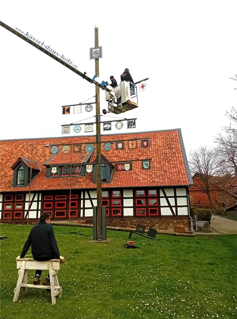 Die Montage mit dem Hubwagen ist recht aufwendig. Aber nach einigen Stunden vollbracht. Foto: Hohaus