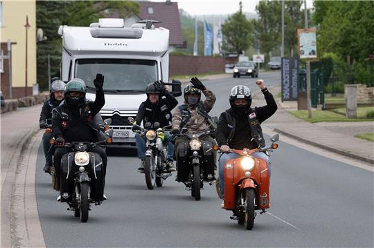 Die Moped-Gruppe "Heinser Fittschen" ist zu Beginn ihrer Benefizfahrt nach Barcelona auf einer Ortsdurchfahrt unterwegs.