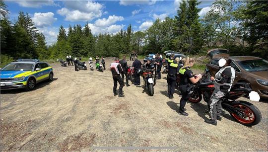 Die Motorradfahrenden wurden von der Polizei über die Gefahren von überhöhter Geschwindigkeit aufgeklärt.  Foto: Polizei Goslar