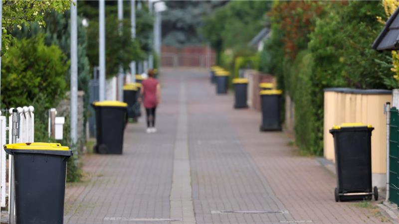 Die Müllabfuhr kommt, also raus mit den Gelben Tonnen!