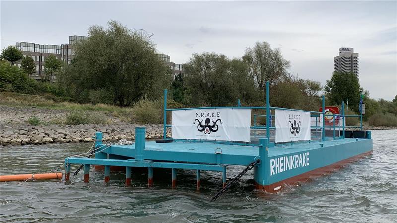 Die Müllfalle – genannt „Rheinkrake“ – schwimmt an ihrer Position auf dem Rhein in Köln. (Archivbild)