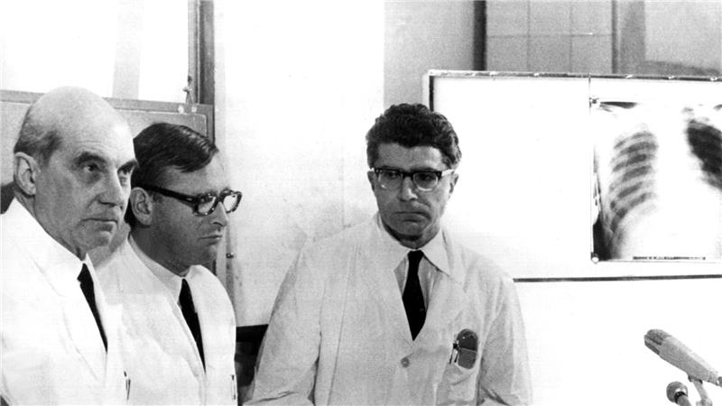 Freitag, der Dreizehnte: 13 erfreuliche Ereignisse Die Münchner Chirurgen Rudolf Zenker (l), Werner Rudolph (m) und Werner Klinner (r) bestätigen am 14. Februar 1969 vor Journalisten, dass am 13. Februar 1969 die erste Herztransplantation in der Bundesrepublik durchgeführt wurde. (Archivbild)