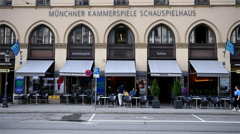 Die Münchner Kammerspiele im Stadtzentrum an der edlen Maximilianstraße - unweit vom Hofbräuhaus - sind zum „Theater des Jahres“ gekürt worden.