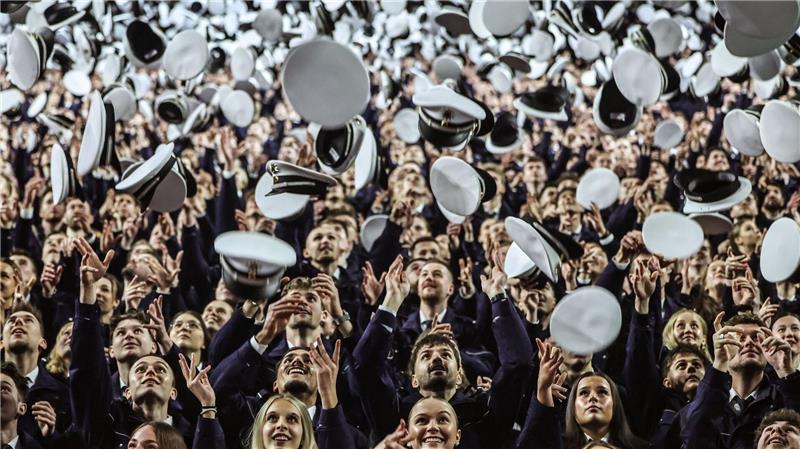 Die Mützen fliegen hoch bei der Vereidigungsfeier der Polizeianwärter.