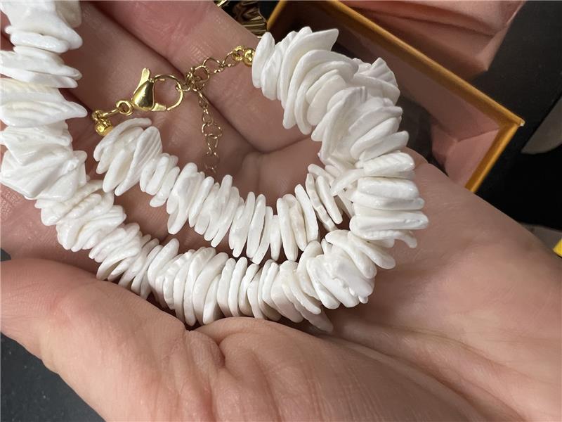 Kuriose Paketfunde: Mäusehirn, Pickelhaube und Sexpuppe Die Muschelkette musste hinsichtlich des Artenschutzes überprüft werden. Foto: Hauptzollamt Braunschweig