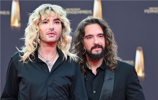 Die Musiker Bill Kaulitz (l) und Tom Kaulitz bei der Verleihung der Deutschen Fernsehpreise 2023.