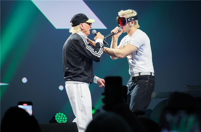 Die Musiker Ski Aggu (r) und Otto Waalkes singen auf der Digital- und Marketingmesse OMR in Hamburg..