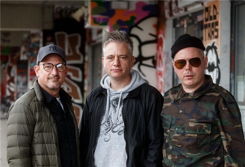 Die Musiker der Gruppe Fettes Brot (l-r) Björn Warns alias «Björn Beton», Martin Vandreier alias «Doktor Renz» und Boris Lauterbach alias «König Boris», stehen vor dem St. Pauli Stadion.