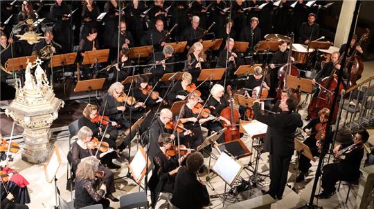Die Musiker des Rias-Kammerchors und der Akademie für Alte Musik Berlin unter Leitung von Łukasz Borowicz spielen in der Marktkirche in Clausthal-Zellerfeld ein sensationelles Konzert.