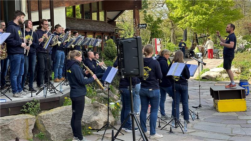 Tourist-Gesellschaft lädt zum Braunlager Kurparksommer ein Die Musikerinnen und Musiker der Akademischen Bläservereinigung der TU Braunschweig unter der Leitung von Richard Düren eröffnen Anfang Mai auch 2024 den Braunlager Kurparksommer.