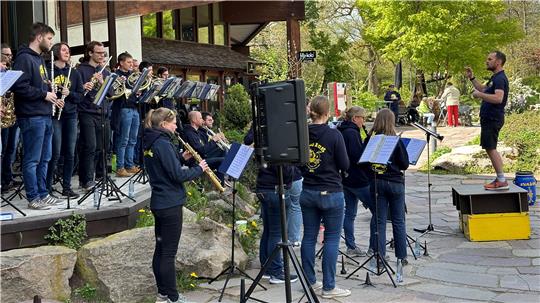 Die Musikerinnen und Musiker der Akademischen Bläservereinigung der TU Braunschweig unter der Leitung von Richard Düren eröffnen Anfang Mai auch 2024 den Braunlager Kurparksommer.