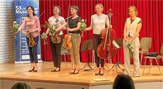 Die Musikerinnen (v.li.) Annegret Klenke, Yvonne Uhlemann, Beate Hartmann, Ruth Kaltenhäuser und Schauspielerin Astrid Rashed bekamen Blumen und viel Applaus. Foto: Weber