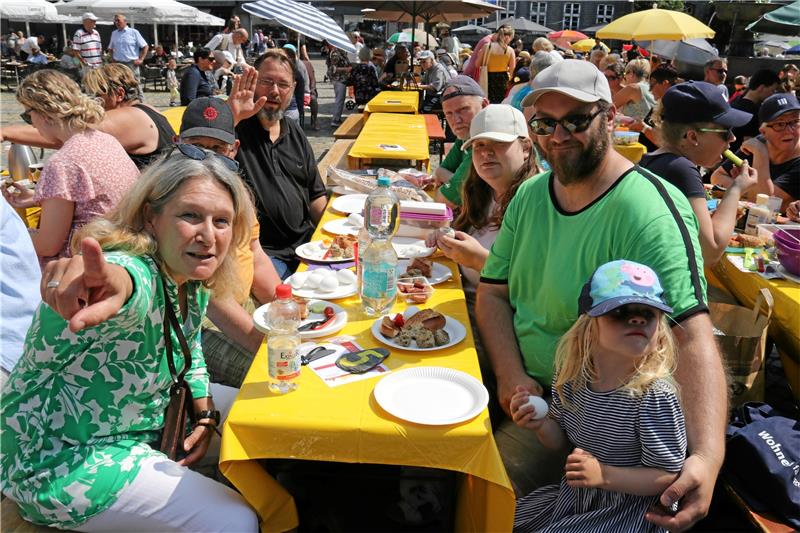 Goslarer treffen sich zur zwölften Langen Bank auf dem Marktplatz Die Musikgruppe „Lautstark“ der Diakonischen Beratungsdienste feiert und futtert.