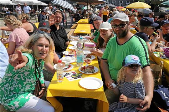 Die Musikgruppe „Lautstark“ der Diakonischen Beratungsdienste feiert und futtert.
