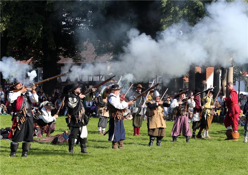 Die Musketiere legen an und feuern unter reichlich Pulverdampf einige Salven in den blauen Himmel über der Stadt.  Foto: Neuendorf