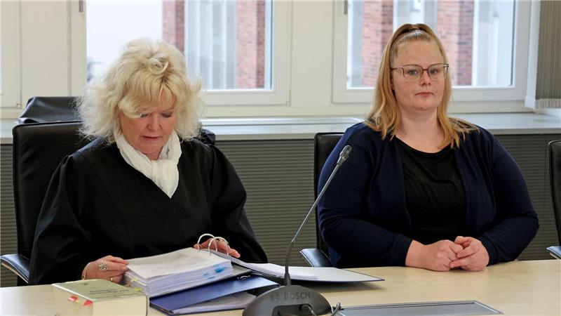 Die Mutter des ermordeten Achtjährigen (r) zeigte sich erneut gefasst im Prozess.