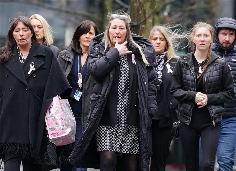 Bandenkrieg in Liverpool - Warum musste Olivia sterben? Die Mutter (m) des neunjährigen Mordopfers kommt mit Familienmitgliedern zum Manchester Crown Court.