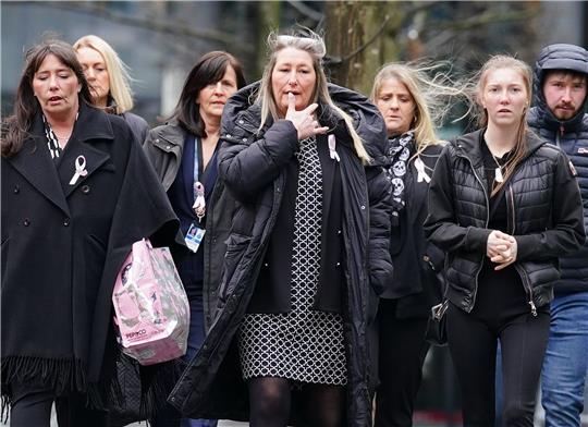 Die Mutter (m) des neunjährigen Mordopfers kommt mit Familienmitgliedern zum Manchester Crown Court.