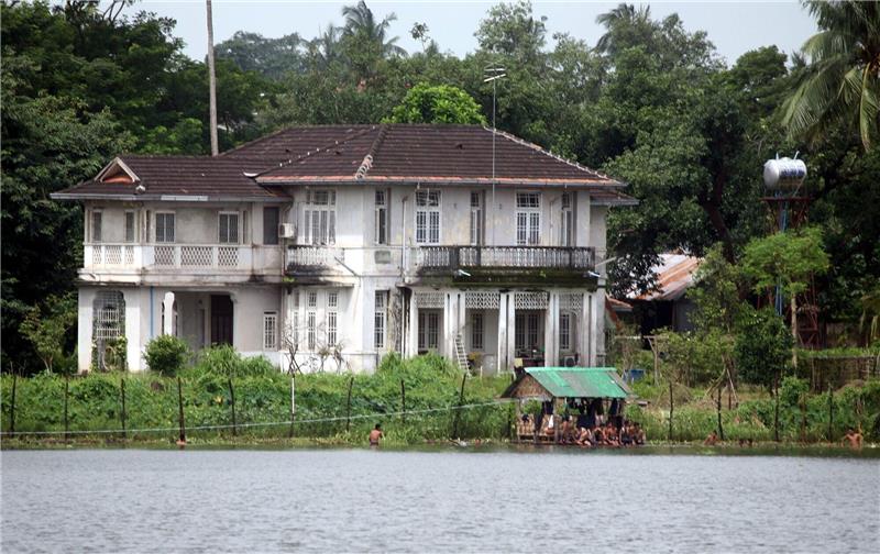 Elternhaus von Aung San Suu Kyi wird versteigert Die Mutter von Aung San Suu Kyi hatte die Villa nach der Ermordung des Vaters, General Aung San, 1947 von Birmas damaliger Regierung erhalten.