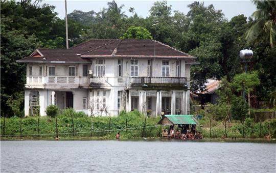 Die Mutter von Aung San Suu Kyi hatte die Villa nach der Ermordung des Vaters, General Aung San, 1947 von Birmas damaliger Regierung erhalten.