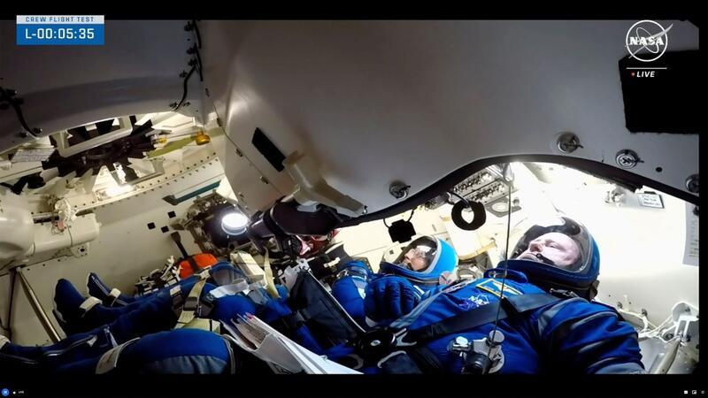 Die NASA-Astronauten Butch Wilmore (r) und Suni Williams vor dem Start in der Boeing „Starliner“-Kapsel.