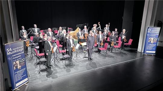 Die NDR Radiophilharmonie mit Jan Willem de Vriend am Dirigentenpult begeistert beim Auftaktkonzert.