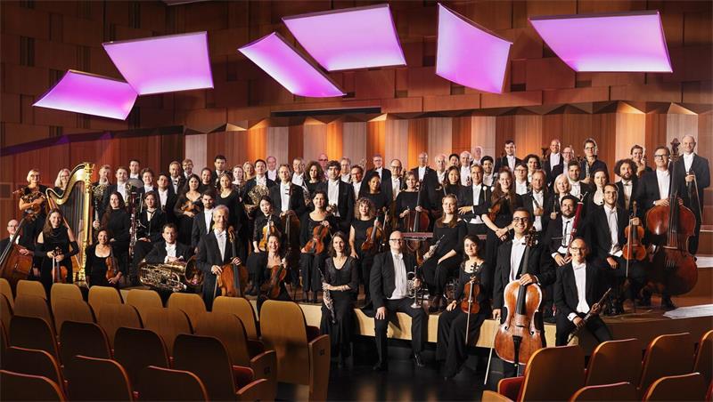 Das Foto zeigt ein Orchester in einem Konzertsaal.