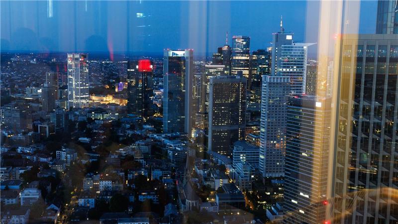Einkehr mit Aussicht in deutschen Metropolen Die „NFT-Skybar“ in Frankfurt mit Platz für 200 Gäste und Blick auf das Hochhauspanorama befindet sich in 185 Metern Höhe.